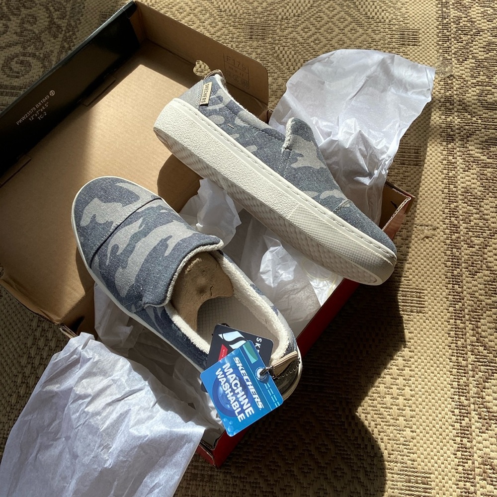 Skechers women’s size 7 Camo memory foam sneakers